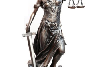 JUSTITIA LABIRINTUSÁBAN