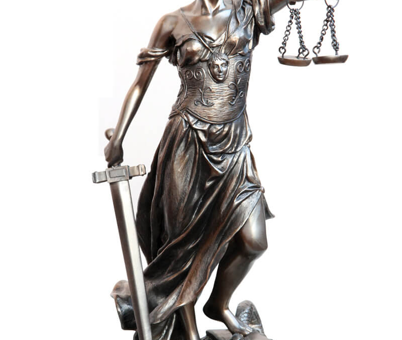 JUSTITIA LABIRINTUSÁBAN